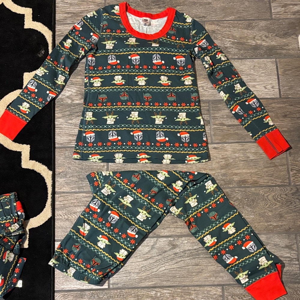 Hanna Andersson women’s Star Wars the mandalorian long John pjs - Green and Red